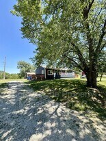 8205 Center Dr in De Soto, KS - Building Photo