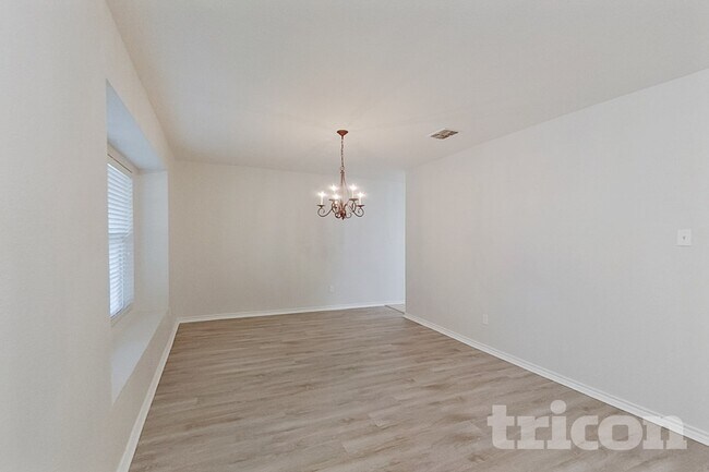 1242 Yukon Dr in Glenn Heights, TX - Foto de edificio - Building Photo