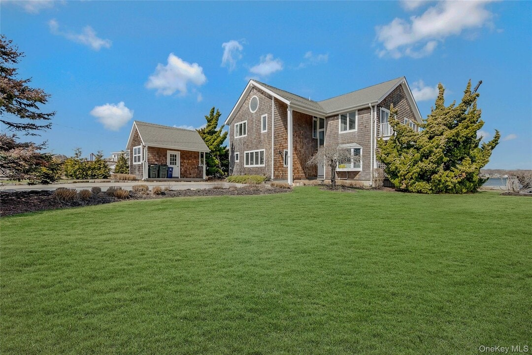 370 Fishermans Beach Rd in Cutchogue, NY - Building Photo