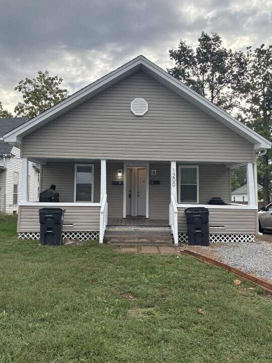 1200 N 8th St in Columbia, MO - Building Photo