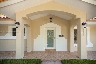 8870 SW 87th St in Miami, FL - Building Photo - Building Photo