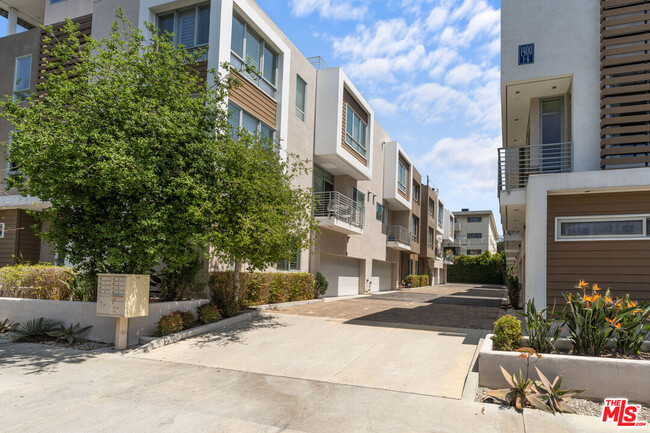 1400 N Fuller Ave-Unit -10 in Los Angeles, CA - Building Photo - Building Photo