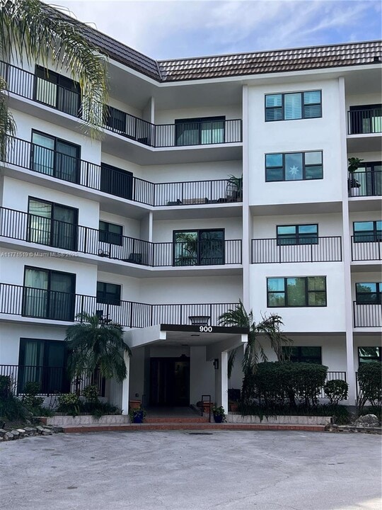 900 River Reach Dr in Fort Lauderdale, FL - Building Photo