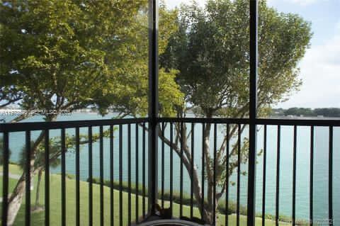 20860 San Simeon Way in Miami, FL - Building Photo