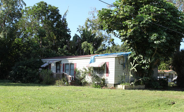 235 Clark St in North Fort Myers, FL - Building Photo - Building Photo