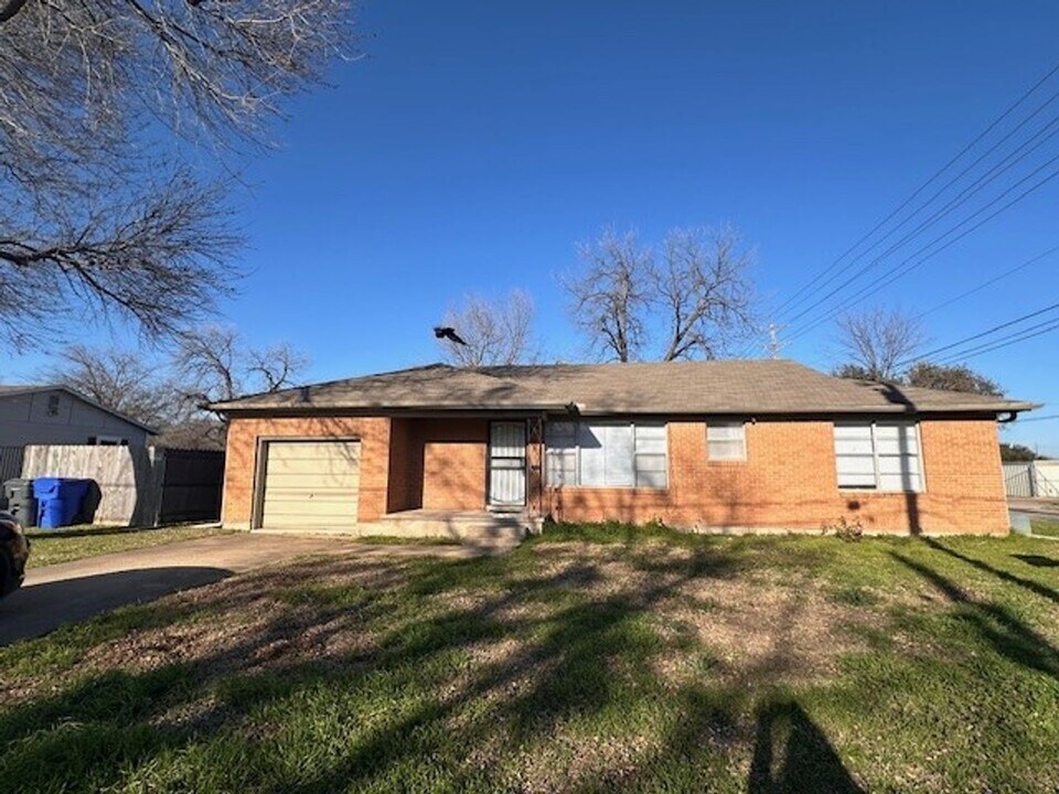 1930 S 14th St in Waco, TX - Building Photo