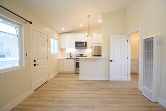 1312 S Pacific St, Unit Unit F in Oceanside, CA - Building Photo - Building Photo