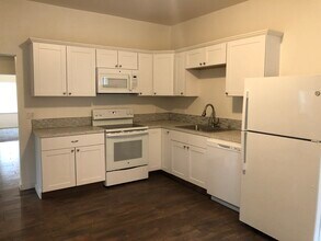 410 E James St in Colfax, WA - Foto de edificio - Building Photo