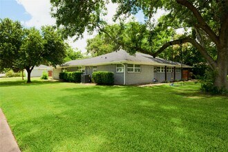 5503 W Bellfort Ave in Houston, TX - Foto de edificio - Building Photo