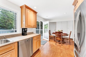 6960 93rd Ave SE in Mercer Island, WA - Building Photo - Building Photo
