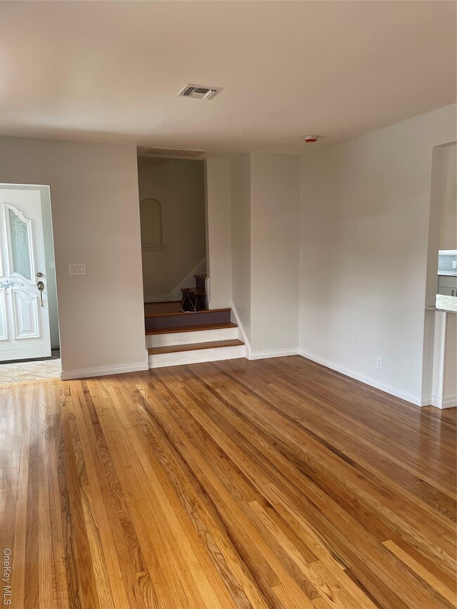 9 Damson Ln in Valley Stream, NY - Building Photo - Building Photo