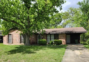 1381 Biscayne Dr in Montgomery, AL - Building Photo