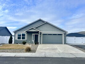 2395 Chelan St in Ephrata, WA - Building Photo