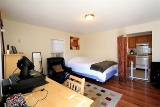 128 Pine St, Unit 5 in Cambridge, MA - Foto de edificio - Building Photo