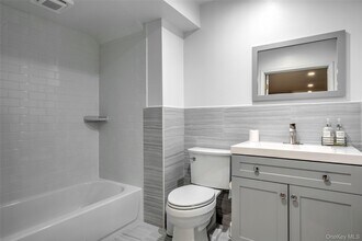 17 Cobbler Ln in East Setauket, NY - Building Photo - Building Photo