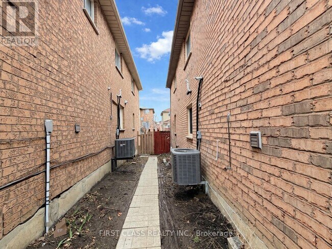 5323 Red Brush Dr in Mississauga, ON - Building Photo - Building Photo