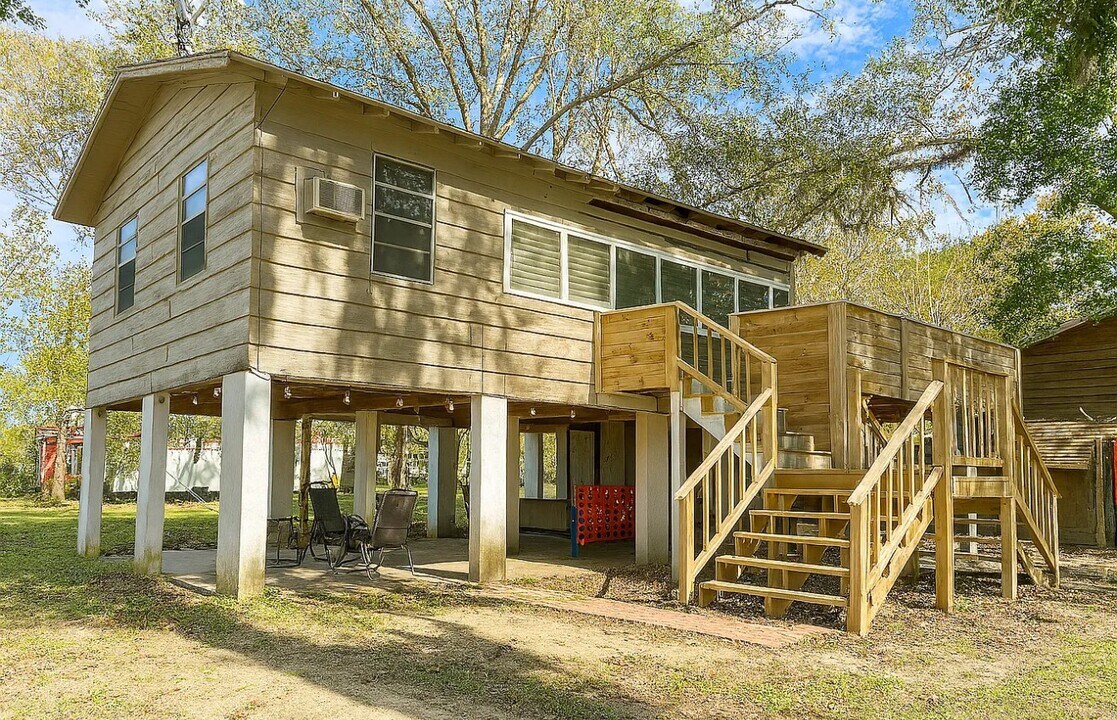 95 County Road 2122 in Cleveland, TX - Building Photo