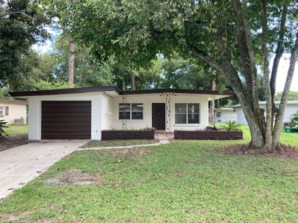 525 Elizabeth Pl in South Daytona, FL - Building Photo