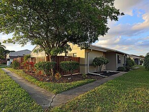 5264 Cedarbend Dr in Ft. Myers, FL - Building Photo - Building Photo