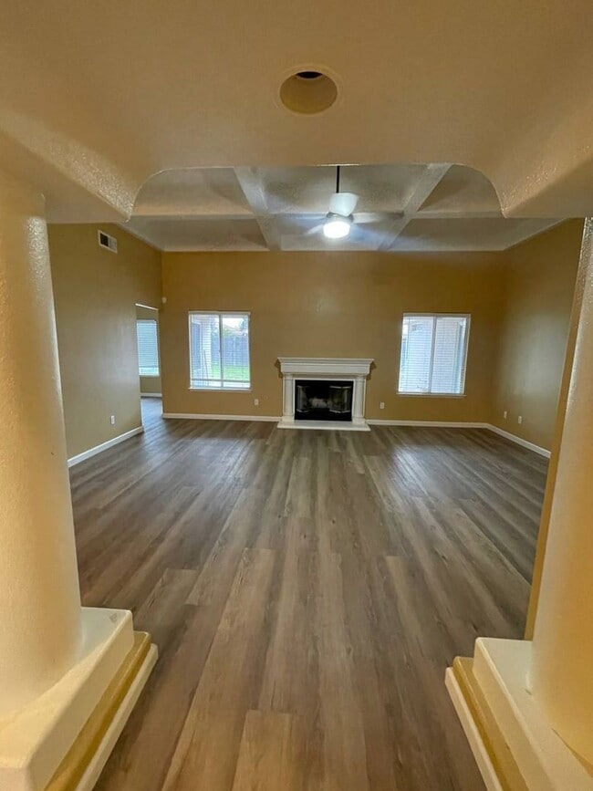2488 Plumwood Way in Madera, CA - Foto de edificio - Building Photo