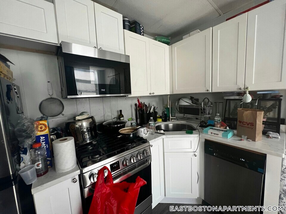 273 Maverick St in Boston, MA - Building Photo