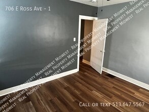 706 E Ross Ave in Cincinnati, OH - Building Photo - Building Photo