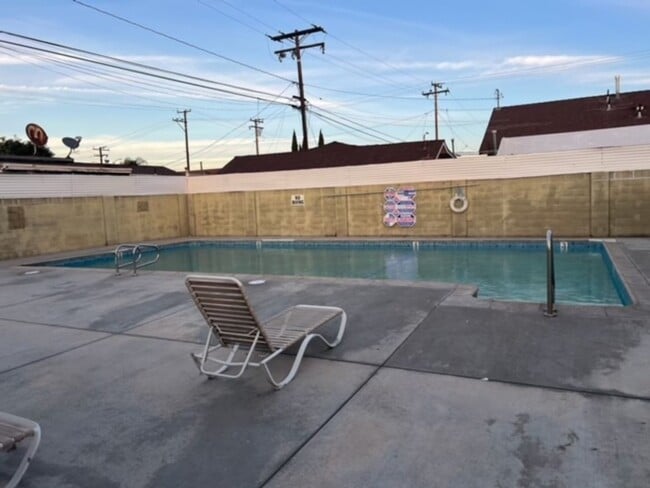 257 E 49th St in Long Beach, CA - Building Photo - Building Photo