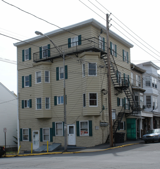 100 E Centre St in Shenandoah, PA - Building Photo