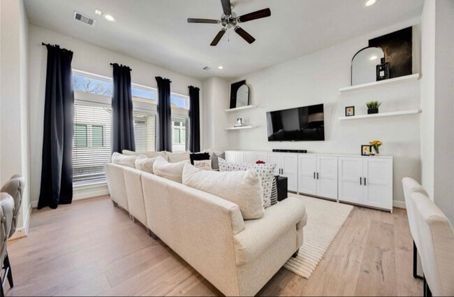 property at 108 Knightsbridge Park Ln