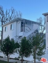 15522 Sylvan St in Van Nuys, CA - Building Photo