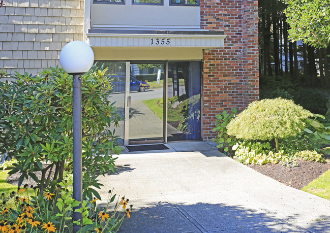 The Pauline in White Rock, BC - Building Photo - Building Photo