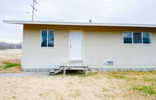 106 9th St in Ogden, KS - Building Photo