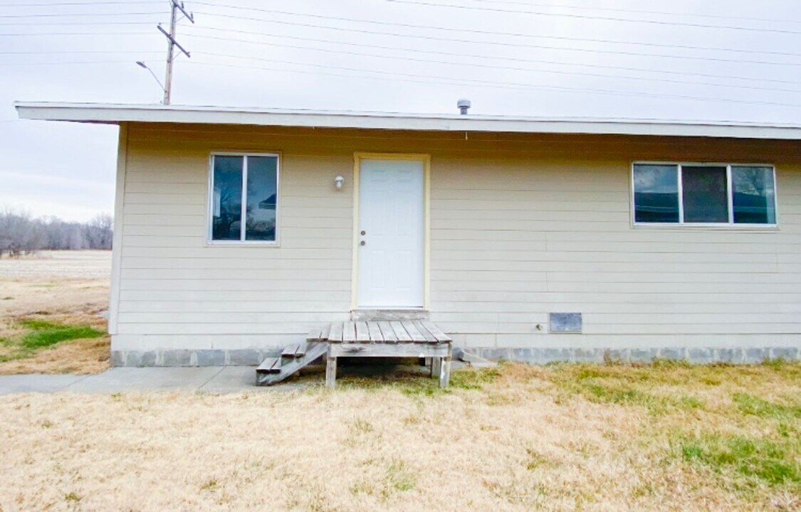 106 9th St in Ogden, KS - Building Photo