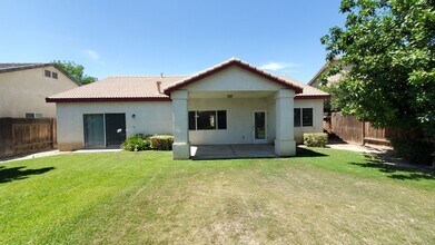 11015 Claro De Luna Dr in Bakersfield, CA - Building Photo - Building Photo