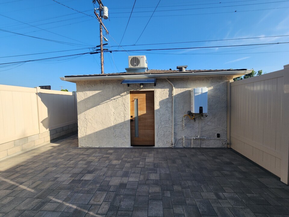 14810 Covello St in Van Nuys, CA - Building Photo
