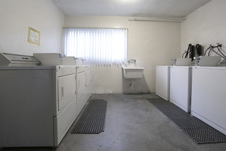 17504 Grand Ave in Bellflower, CA - Building Photo - Interior Photo