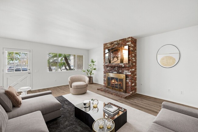 375 Woodland Pl in Costa Mesa, CA - Building Photo - Building Photo