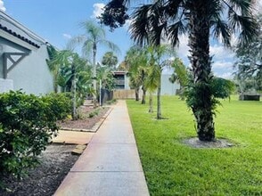 2810 Somerset Park Dr in Tampa, FL - Building Photo - Building Photo