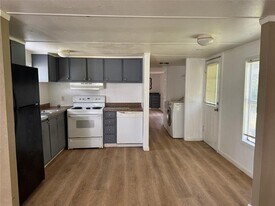204 W Tarrant St in Cumby, TX - Building Photo