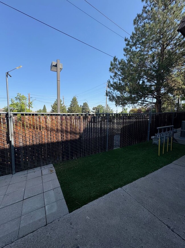 1131 Hunter Lake Dr in Reno, NV - Building Photo - Building Photo