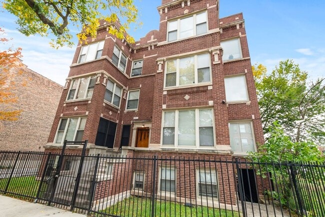 property at 5711 S Calumet Ave