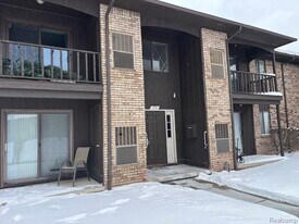 250 E Thirteen Mile Rd in Madison Heights, MI - Building Photo