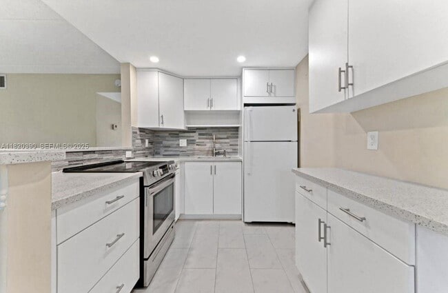 100 Village Green Cir E in Palm Springs, FL - Building Photo - Building Photo