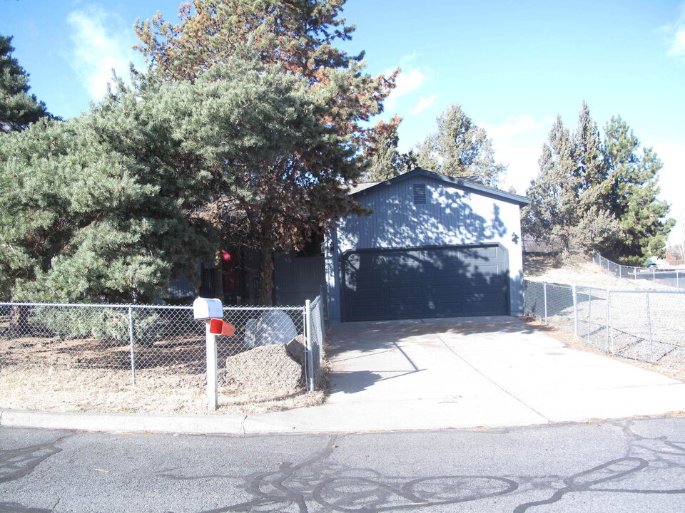 63565 Hunters Cir in Bend, OR - Building Photo