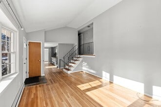 8 Kings Rd in Simsbury, CT - Building Photo - Building Photo