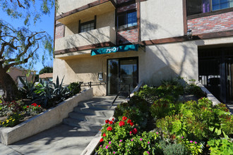 7601 N Hollywood Way in Burbank, CA - Foto de edificio - Building Photo