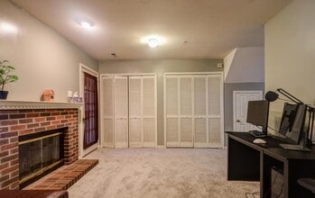 20541 Golf Course Dr in Germantown, MD - Foto de edificio - Building Photo