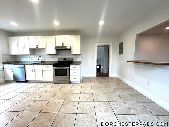 30 Humphreys Pl in Boston, MA - Building Photo - Building Photo