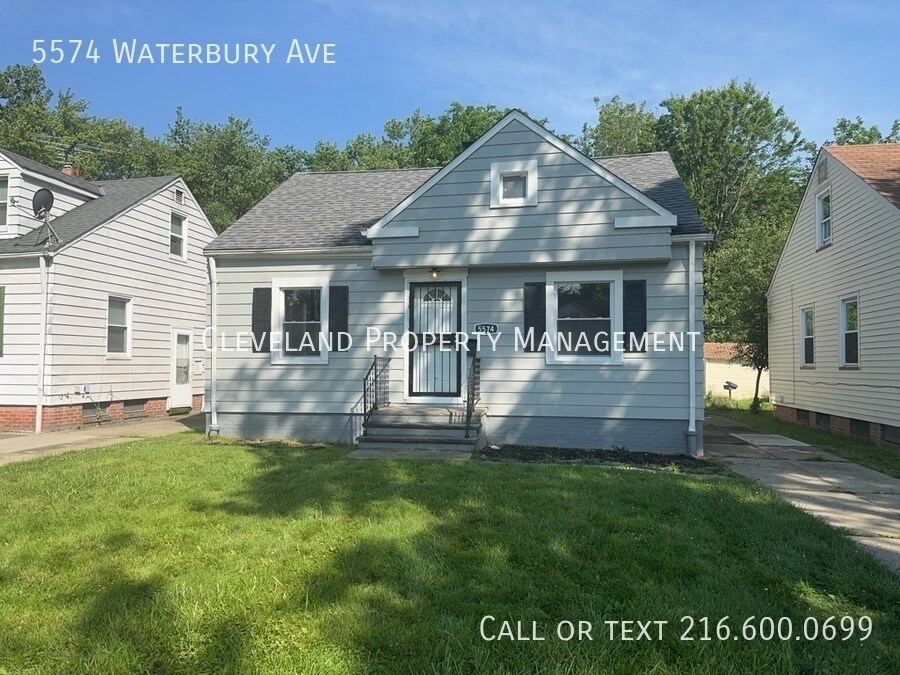5574 Waterbury Ave in Maple Heights, OH - Building Photo