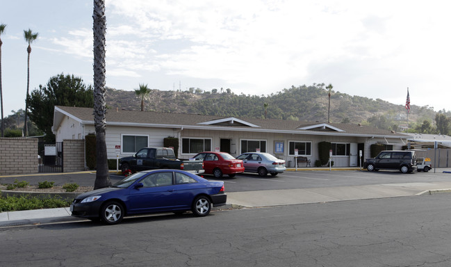 Pointsettia Senior Mobile Home Park in Poway, CA - Foto de edificio - Building Photo